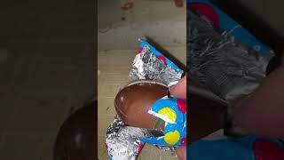 チョコエッグを飛び散らせることなく美味しく食べる方法