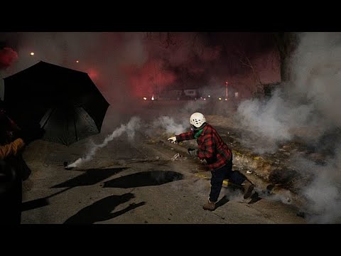 Video Thumbnail: USA: Protests erupt in Minneapolis after ice agents shoot man in the leg