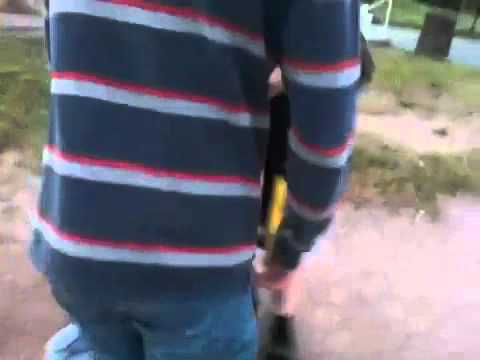 Kille fastnar runt en lyktstolpe