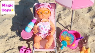 Aventuras de Bebés - La Bebé  NENUCO Sunny va a la PLAYA Fluvial -Toma el Sol y tiene calor