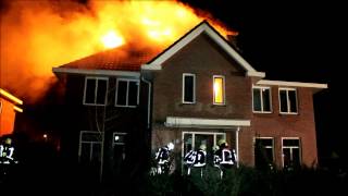 preview picture of video 'Uitslaande woningbrand aan de Hertenlaan in Assen'
