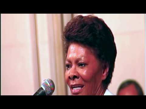 Dionne Warwick speaks at Luther Vandross's funeral.