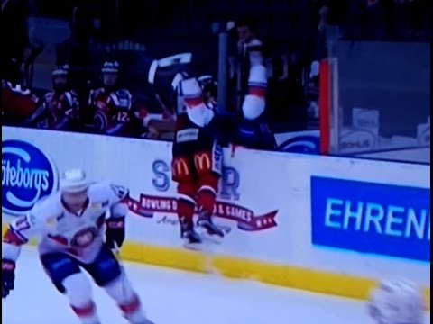 Frölunda - Växjö Tackling över sarg