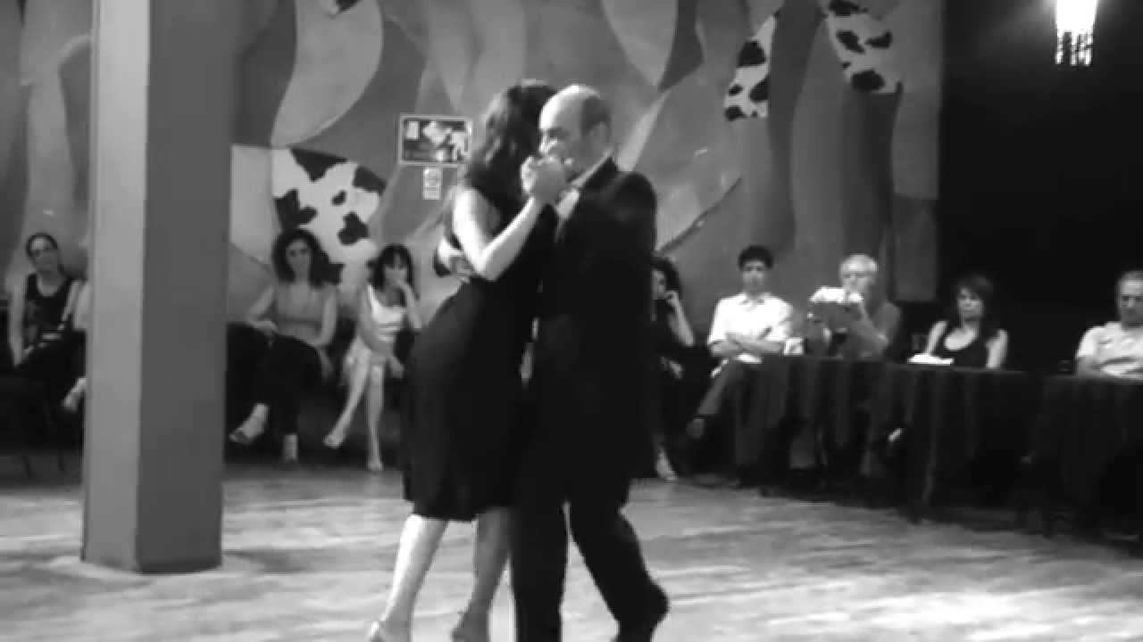 Maria Plazaola Y Ricardo Viquiera bailan en El Beso