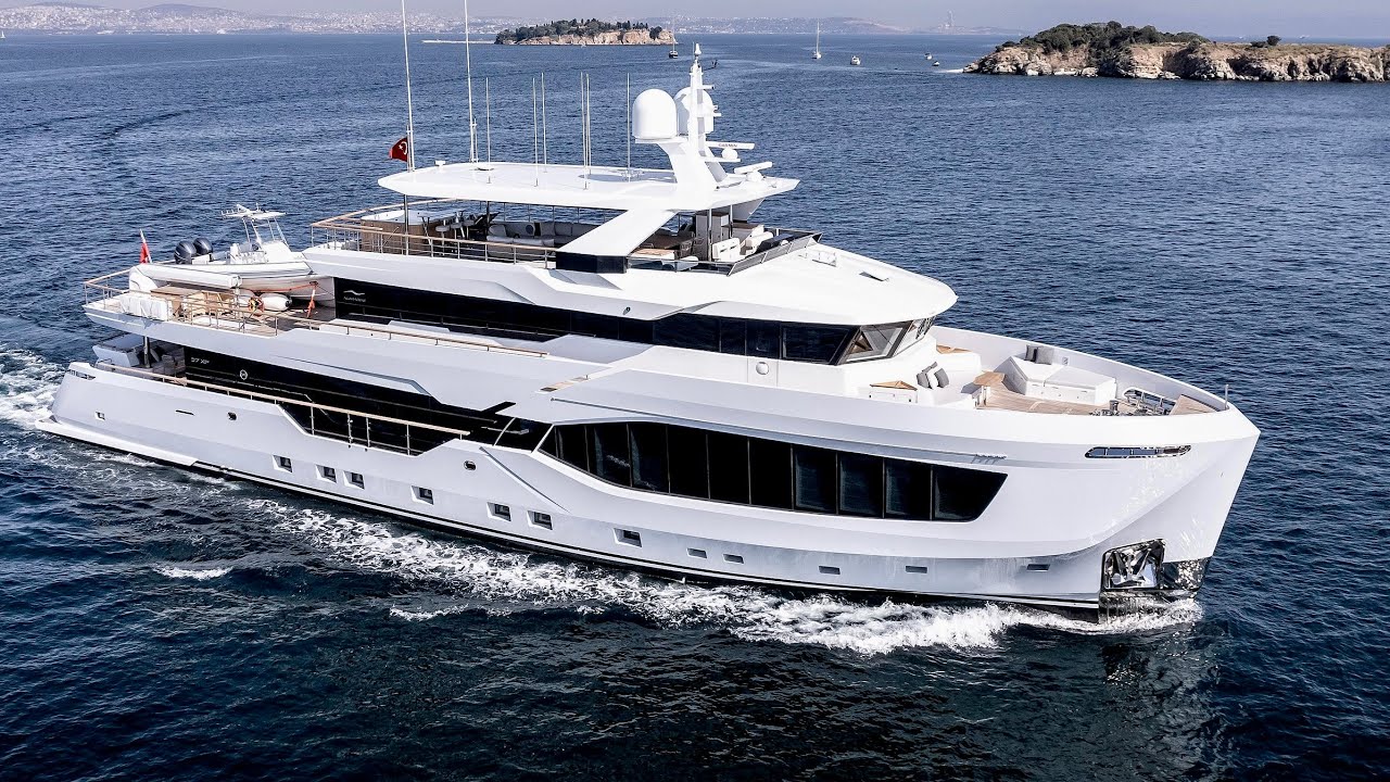 Superyacht Tour: 2023 Numarine 37XP
