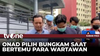 Download lagu Onadio Leonardo Hanya Bisa Menunduk saat Digeruduk Pertanyaan Wartawan | tvOne mp3