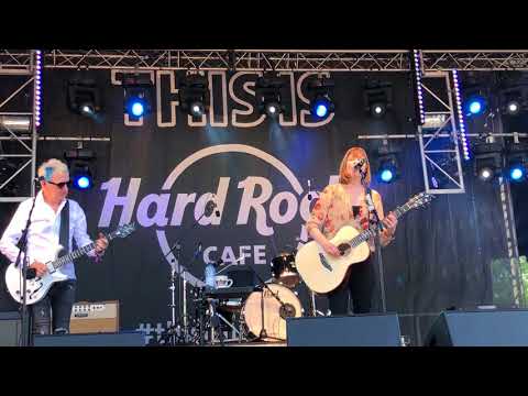 download lagu mp3 mp4 Suzanne Vega 2018, download lagu Suzanne Vega 2018 gratis, unduh video klip Suzanne Vega 2018