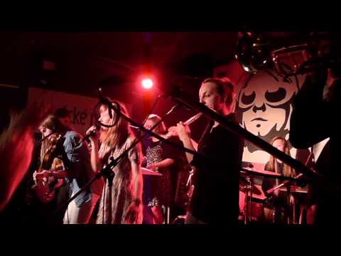 Mannequins - Zůstat nebo jít [KLUB B]