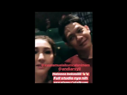 Andi Arsyil Gandeng Seorang Wanita, Pas Lagi Nonton Film Assalamualaikum Calon Imam Di Bioskop.