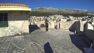 Hacer unos regates con un balón por la muralla de Dubrovnick