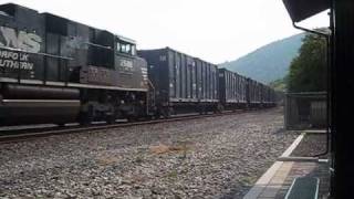 preview picture of video 'NS westbound waste train in Duncannon, PA 9-24-10'