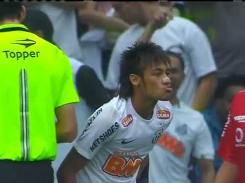 Neymar manda beijinho para Edson Ratinho durante partida entre Santos x Mogi Mirim