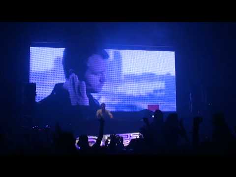 Dash Berlin playing a mashup between Waiting and Above & Beyond - Sun and Moon