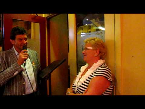 Frans Croonenberg uitreiking 1e cd zijn aan vrouw in het Gulpener Bierhuys