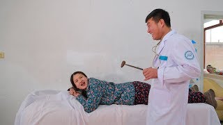 The beautiful woman went to the hospital and met a bachelor doctor to take off her pants. video