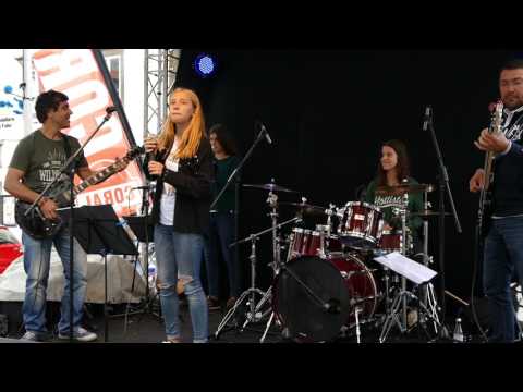 Aoakaso performing a HMB ft. Carminho song 'O amor é assim' at Largo do Chafariz in Funchal