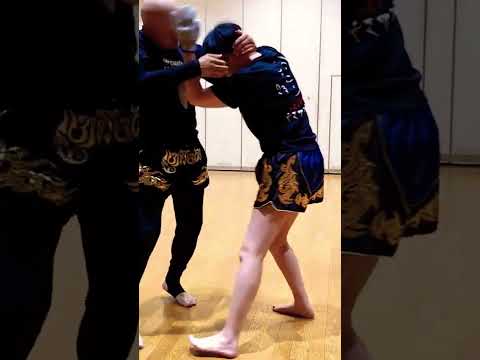 首相撲から崩し合い、組んで膝蹴り。