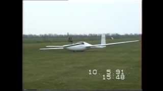 preview picture of video 'Solitaire at Toender Airfield Denmark 10 Maj 1991 Glider landing and taxi on power'