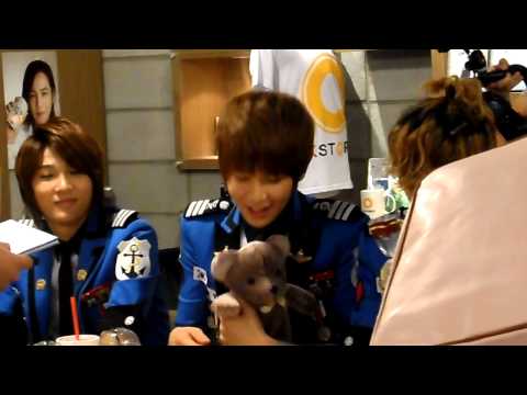 Led Apple Fan meeting @Seoul - eyes contact - 13/08/2012