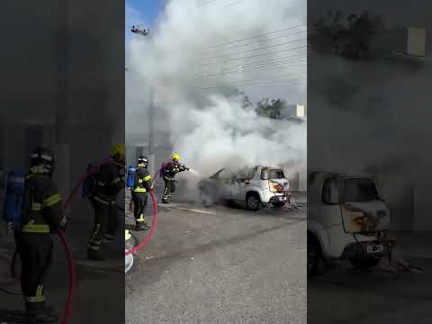 Bombeiros foram chamados para realizar combate fogo em um  veículo de passeio na capital catarinense.