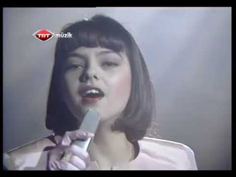 Ebru Gündeş   Demir Attım Yalnizliğa