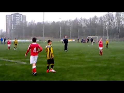 THEOLE E1 OEFEN WEDSTRIJD 5-01-2013 gol van sammmii.mp4