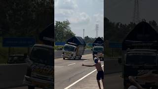 Download lagu STORY WA TRUK 30 DETIK‼️#trukmania #trukmbois #trukoleng #drivermuda #shorts mp3