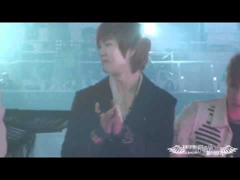 [FANCAM] 111231 Kiddish Onew playing with Taemin's scarf + waving to audience @ |\/|!3C Gay0 End!ng