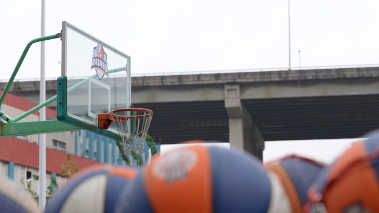 En Dongguan, se vive y se respira el baloncesto de base, el de los vecinos en las canchas del barrio