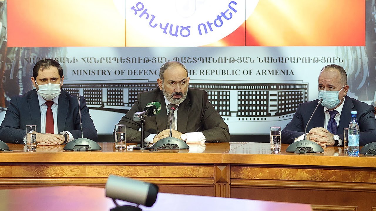 ER Baş naziri yeni təyin olunmuş müdafiə naziri Suren Papikyanı Silahlı Qüvvələrin yüksək rütbəli zabitlərinə təqdim edib