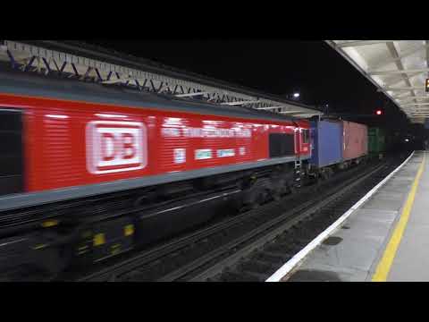 (HD) DB Cargo 66136 in 'Yiwi - London Train' livery passes Basingstoke - 10/2/17