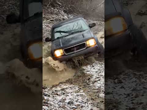 ZR2 Sonoma just doing it thing #gmc #offroad #4x4 #zr2 #s10 #dog