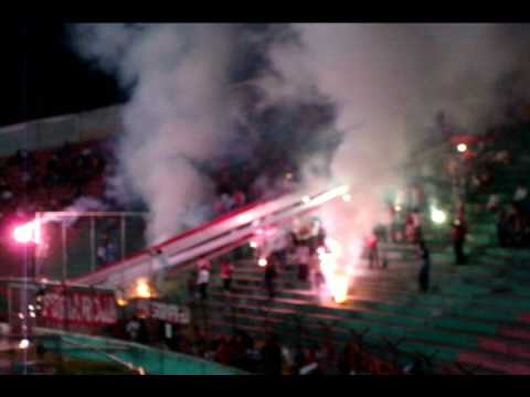 "FURIA ROJA AMBATO SALIDA CON LUCES 17-07-2009 NO IMPORTA SI ESTAS ULTIMO EL SENTIMIENTO NO C TERMINA" Barra: Furia Roja • Club: Técnico Universitario • País: Ecuador