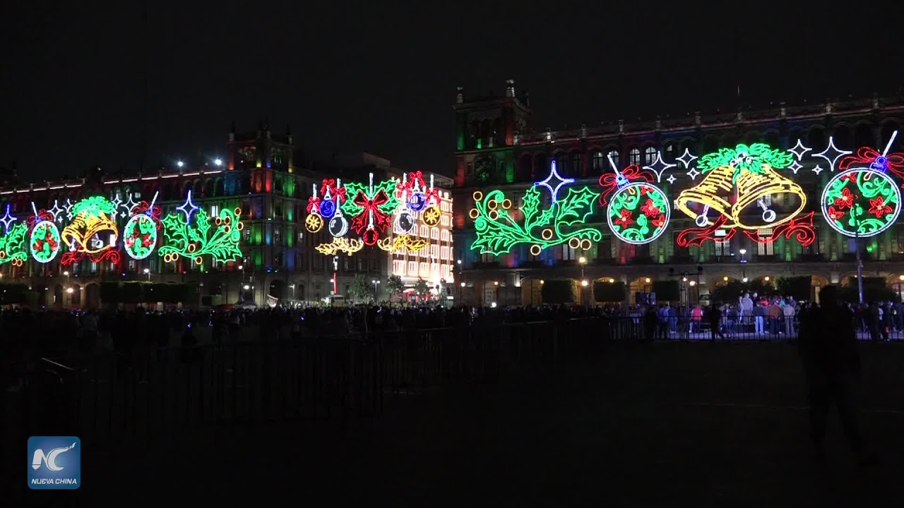 Zócalo de la Ciudad de México se ilumina con motivo de festejos navideños