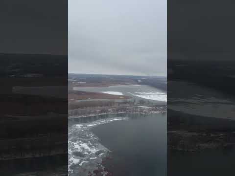 لحظات الهبوط في مطار سانت بول بولاية منيسوتا منذ قليل