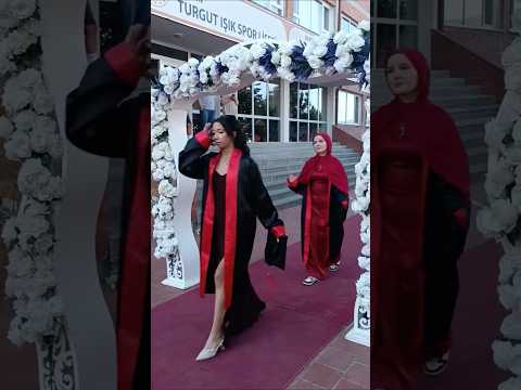 Bartın Sağlık meslek lisesinin mezuniyet töreni renkli görüntülere sahne oldu