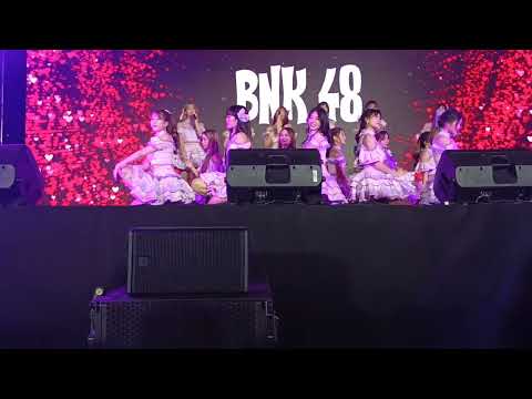 Tsugi no Season BNK48 221225 EmQuartier