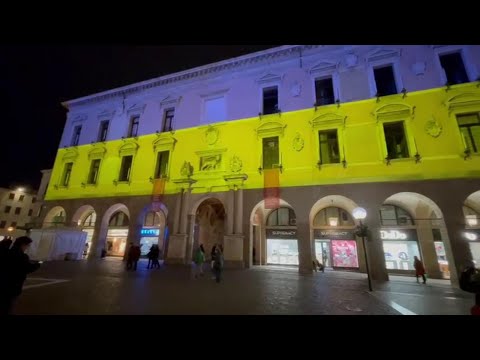 Padova, il palazzo del Bo illuminato con la bandiera dell'Ucraina