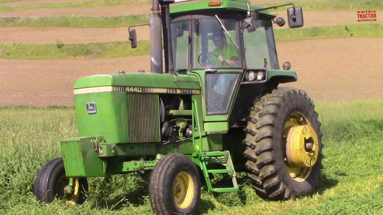 JOHN DEERE 4440 Tractor Mowing Hay