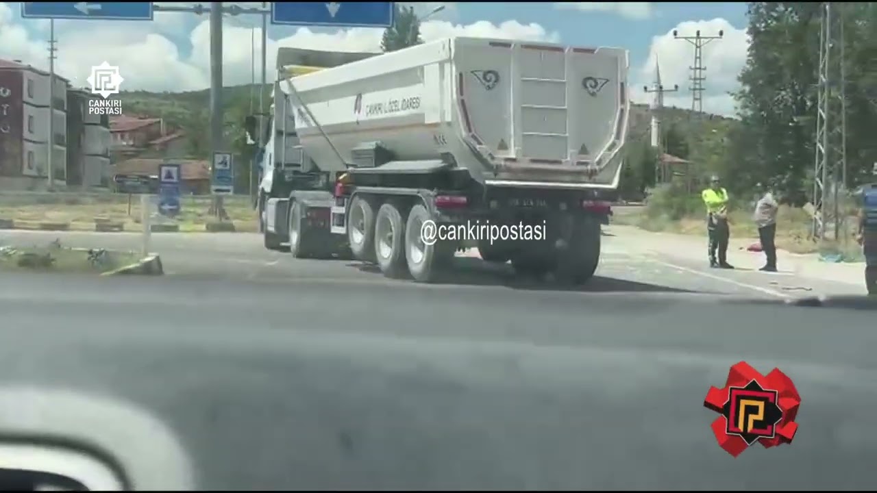 Çankırı’da kazanın böylesi: Tır devrildi, transporter adaya çıktı
