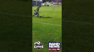 Polêmica! Zagueiro do CRAC derruba atacante Jean Carlos do Goiás na área e arbitragem não marca nada