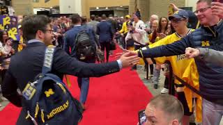 Michigan hockey arrives to Frozen Four on red carpet