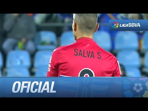 Lanzamiento de falta de Salva Sevilla al palo