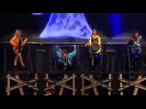 2NE1 - Intro + I am the best - NewEvolution World Tour