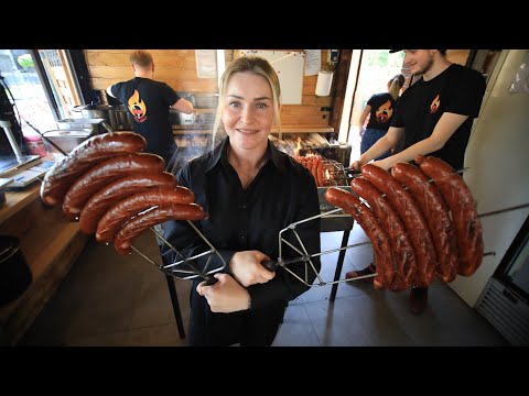 Człowiek, który robi grilla na maxa