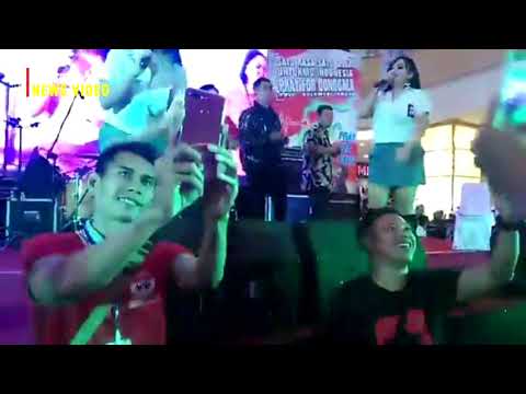 Tampil Dengan Seragam Putih Abu Abu Duo Semangka Hebohkan Pengunjung Mal