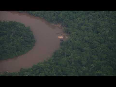 Dragas sobre el río Nanay, Loreto, en Perú