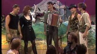 Hubert von Goisern und die Alpinkatzen - Buama stehts zam im Kroas