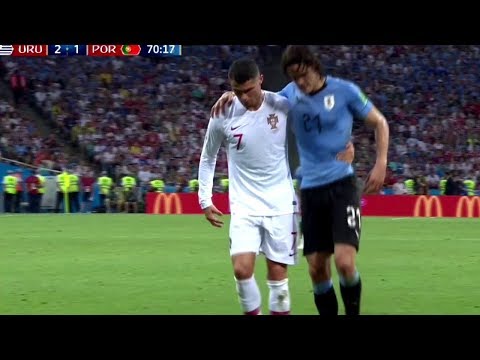 L'image du Mondial 2018 : Ronaldo aide Cavani, blessé, à quitter le terrain