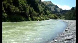 preview picture of video 'Rangitikei river near Mangaweka'
